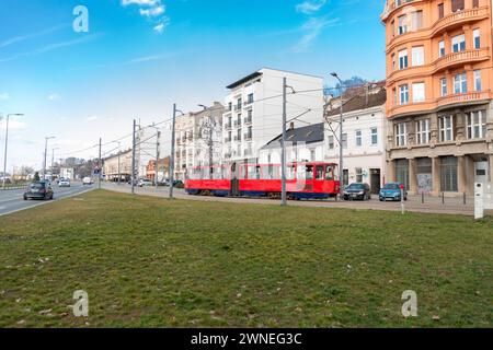 Belgrade, Serbie - 8 février 2024 : le système de tramway de Belgrade est un réseau à écartement de 1000 mm qui, en 2021, comptait 12 itinéraires sur 43,5 kilomètres de voie en B. Banque D'Images