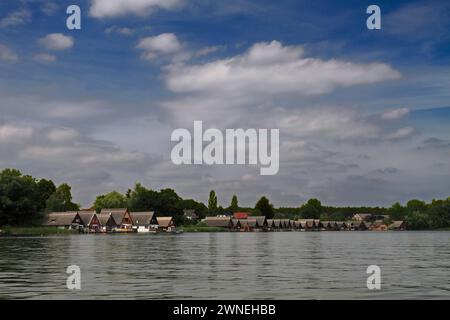 Obstruction du rivage par des maisons à bateaux et des propriétés de week-end sur un lac dans le Mecklenburg, utilisation de la nature, étalement urbain, parc national Mueritz Banque D'Images