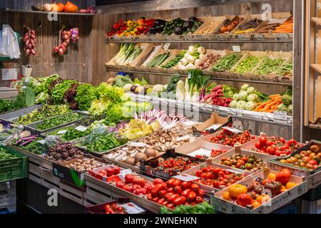 Étal de marché avec différents types de légumes dans la Markthalle Stuttgart, Bade-Wuerttemberg, Allemagne Banque D'Images