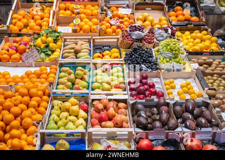 Étal de marché avec des fruits exotiques dans la Markthalle Stuttgart, Bade-Wuerttemberg, Allemagne Banque D'Images