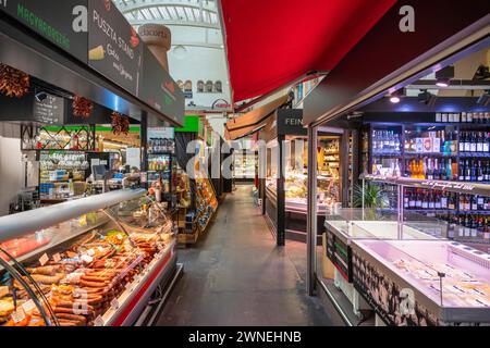 Divers stands de marché avec des produits de charcuterie de différentes Nations dans la Markthalle Stuttgart, Bade-Wuerttemberg, Allemagne Banque D'Images