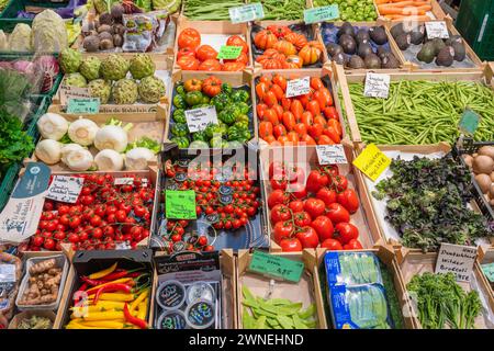 Etagère de marché avec une large gamme de légumes locaux et exotiques dans la Markthalle Stuttgart, Bade-Wuerttemberg, Allemagne Banque D'Images