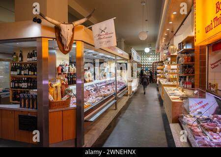 Divers stands de marché avec des produits de charcuterie de différentes Nations dans la Markthalle Stuttgart, Bade-Wuerttemberg, Allemagne Banque D'Images