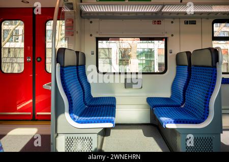 Intérieur, S-Bahn, vide, sièges, quatre places, fenêtre, porte, Bad Cannstatt, Stuttgart, Bade-Wuerttemberg, Allemagne Banque D'Images