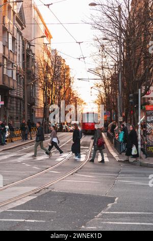 Belgrade, Serbie - 8 février 2024 : le système de tramway de Belgrade est un réseau à écartement de 1000 mm qui, en 2021, comptait 12 itinéraires sur 43,5 kilomètres de voie en B. Banque D'Images