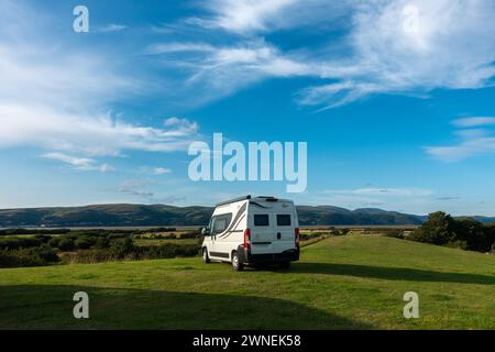 Camping-car garé dans le magnifique Ty Mawr Caravan Park près de Borth, surplombant l'estuaire de la rivière Dyfi et l'océan au-delà par une belle journée d'été. WAL Banque D'Images