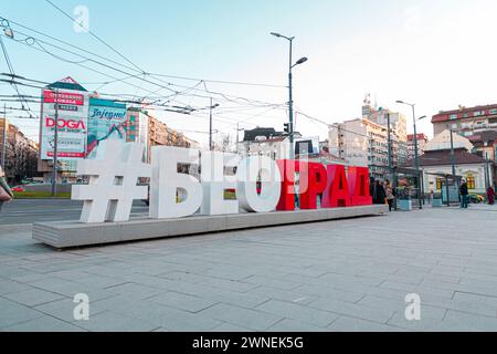 Belgrade, Serbie - 8 février 2024 : la place Slavija est un carrefour commercial majeur entre plusieurs rues principales de Belgrade. Banque D'Images