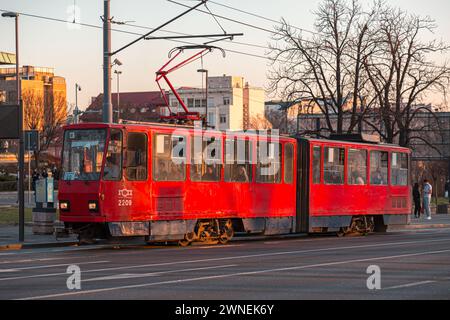 Belgrade, Serbie - 8 février 2024 : le système de tramway de Belgrade est un réseau à écartement de 1000 mm qui, en 2021, comptait 12 itinéraires sur 43,5 kilomètres de voie en B. Banque D'Images