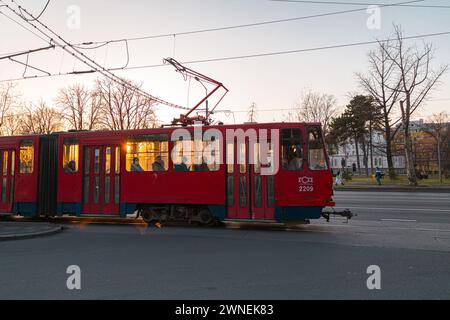 Belgrade, Serbie - 8 février 2024 : le système de tramway de Belgrade est un réseau à écartement de 1000 mm qui, en 2021, comptait 12 itinéraires sur 43,5 kilomètres de voie en B. Banque D'Images