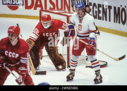 CHAMPIONNAT DU MONDE de hockey sur glace en Suède 1981.VLADISLAV TRETJAK gardien soviétique et V Biljaletdinov a un joueur tchécoslovaque sous contrôle Banque D'Images