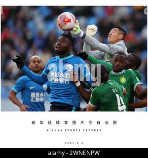 Cangzhou, province chinoise du Hebei. 2 mars 2024. Le gardien de but de Beijing Guoan, Hou Sen (top R), réalise une sauvegarde lors d'un match contre les Cangzhou Mighty Lions lors de la saison 2024 de la Chinese Football Association Super League (CSL) à Cangzhou, dans la province du Hebei, au nord de la Chine, le 2 mars 2024. Crédit : Zhou Yang/Xinhua/Alamy Live News Banque D'Images