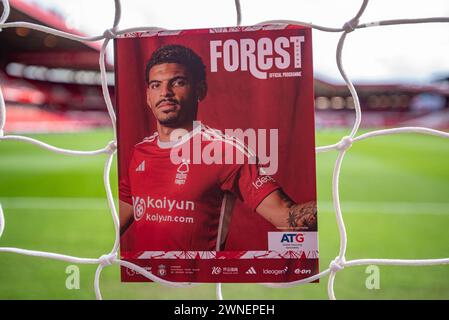 The City Ground, Nottingham, Royaume-Uni. 2 mars 2024. Premier League Football, Nottingham Forest contre Liverpool ; le programme du match d'aujourd'hui dans le filet de but avec le terrain et les tribunes en arrière-plan crédit : action plus Sports/Alamy Live News Banque D'Images