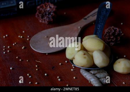 La photo est d'épices de cuisine sous forme de pommes de terre, curcuma, poivre blanc sur fond d'une vieille radio Banque D'Images