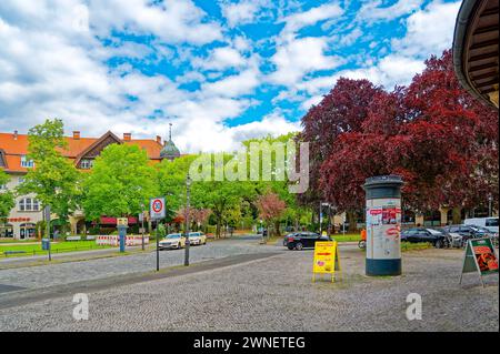 Berlin, Allemagne - 13 mai 2020 : scène de rue avec des bâtiments historiques sur la Mexikoplatz à Berlin-Zehlendorf. Banque D'Images