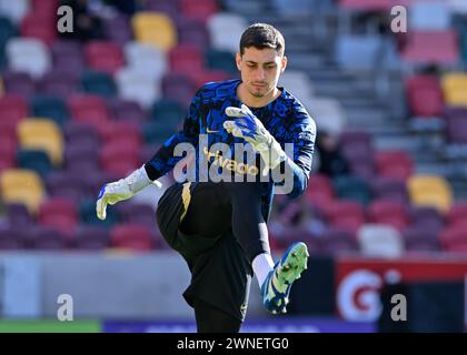 Djordje Petrović de Chelsea se réchauffe avant le match, lors du match de premier League Brentford vs Chelsea au Gtech Community Stadium, Londres, Royaume-Uni, le 2 mars 2024 (photo de Cody Froggatt/News images) Banque D'Images