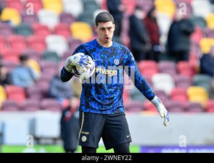 Djordje Petrović de Chelsea se réchauffe avant le match, lors du match de premier League Brentford vs Chelsea au Gtech Community Stadium, Londres, Royaume-Uni, le 2 mars 2024 (photo de Cody Froggatt/News images) Banque D'Images