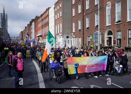 Les gens pendant la marche de solidarité Stand Together à Dublin. La manifestation a lieu pour montrer son soutien à la diversité et à l'égalité et dénoncer le racisme, la haine et la guerre. Date de la photo : samedi 2 mars 2024. Banque D'Images