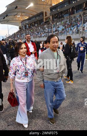 Sakhir, Bahreïn. 02 mars 2024. Chalerm Yoovidhya (THA) Red Bull Racing Co-propriétaire avec sa femme sur la grille. 02.03.2024. Championnat du monde de formule 1, Rd 1, Grand Prix de Bahreïn, Sakhir, Bahreïn, jour de la course. Le crédit photo devrait se lire : XPB/Alamy Live News. Banque D'Images