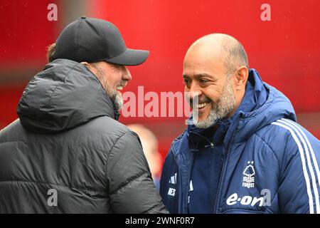 Jurgen Klopp, manager de Liverpool et Nuno Espirito Santo, entraîneur-chef de Nottingham Forest lors du match de premier League entre Nottingham Forest et Liverpool au City Ground, Nottingham, samedi 2 mars 2024. (Photo : Jon Hobley | mi News) crédit : MI News & Sport /Alamy Live News Banque D'Images