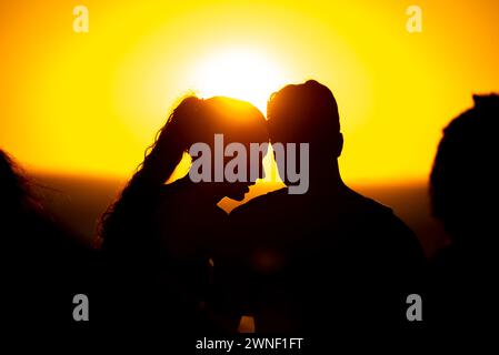 Salvador, Bahia, Brésil - 12 novembre 2023 : silhouette de personnes profitant du coucher de soleil au bar de la ville de Salvador, Bahia. Banque D'Images