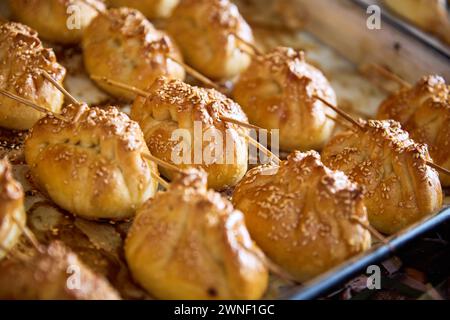 Ouzbek Samsa ou Sambousak repas oriental farci avec de la viande, du fromage ou des légumes au marché de rue bazar à Boukhara, Ouzbékistan Banque D'Images