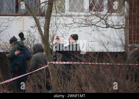 Saint-Pétersbourg, Russie. 02 mars 2024. Vue de personnes autour d’un bâtiment résidentiel endommagé après une attaque présumée de drone, qui a été rapportée par les médias locaux dans le district de Krasnogvardeisky. Le ministère russe des situations d'urgence prend des mesures de sécurité autour du bâtiment. (Photo par Stringer/SOPA images/SIPA USA) crédit : SIPA USA/Alamy Live News Banque D'Images