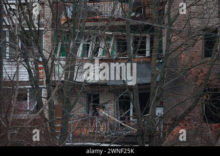 Saint-Pétersbourg, Russie. 02 mars 2024. Une vue d'un bâtiment résidentiel endommagé après une attaque présumée de drone rapportée par les médias locaux dans le district de Krasnogvardeisky. Le ministère russe des situations d'urgence prend des mesures de sécurité autour du bâtiment. (Photo de Stringer/Sipa USA) crédit : Sipa USA/Alamy Live News Banque D'Images