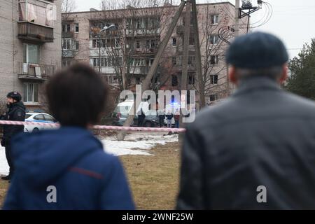 Saint-Pétersbourg, Russie. 02 mars 2024. Vue d'un bâtiment résidentiel endommagé après une attaque présumée de drone, qui a été rapportée par les médias locaux dans le district de Krasnogvardeisky. Le ministère russe des situations d'urgence prend des mesures de sécurité autour du bâtiment. (Photo par Stringer/SOPA images/SIPA USA) crédit : SIPA USA/Alamy Live News Banque D'Images