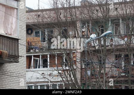 Saint-Pétersbourg, Russie. 02 mars 2024. Vue d'un bâtiment résidentiel endommagé après une attaque présumée de drone, qui a été rapportée par les médias locaux dans le district de Krasnogvardeisky. Le ministère russe des situations d'urgence prend des mesures de sécurité autour du bâtiment. (Photo par Stringer/SOPA images/SIPA USA) crédit : SIPA USA/Alamy Live News Banque D'Images