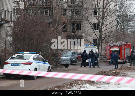 Saint-Pétersbourg, Russie. 02 mars 2024. Des policiers ont vu autour d'un immeuble résidentiel endommagé après une attaque présumée de drone, qui a été rapportée par les médias locaux dans le district de Krasnogvardeisky. Le ministère russe des situations d'urgence prend des mesures de sécurité autour du bâtiment. (Photo par Stringer/SOPA images/SIPA USA) crédit : SIPA USA/Alamy Live News Banque D'Images