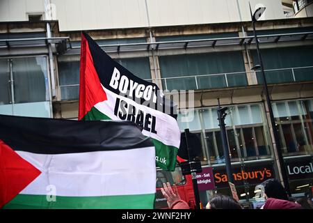 Londres, Royaume-Uni. 2 mars 2024 : la Journée d'action pour la Palestine a lieu en réponse à l'attaque génocidaire d'Israël contre les Palestiniens dans la bande de Gaza. Le camp de réfugiés de Yibna à Rafah, dans le sud de Gaza, a été bombardé par Israël. Les manifestants réclament des accusations criminelles contre les députés complices du génocide de Gaza et affirment que Rishi Sunak est un premier ministre non élu du Royaume-Uni et Keir Starmer est un chef du Parti travailliste, rassemblement devant Barclays à Tottenham court Road, à Londres, au Royaume-Uni. Les crimes de guerre impériaux sont causés par des criminels qui ont un état d'esprit colonial et croient Banque D'Images