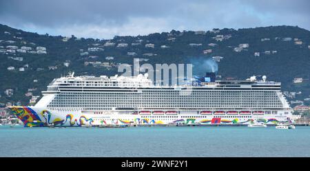 St Thomas, Îles Vierges américaines - 21 février 2024 - le bateau de croisière Norwegian encore a accosté sur le port par une journée ensoleillée Banque D'Images