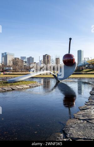 L'emblématique sculpture « Spoonbridge and Cherry » repose dans le jardin de sculptures de Minneapolis. Banque D'Images