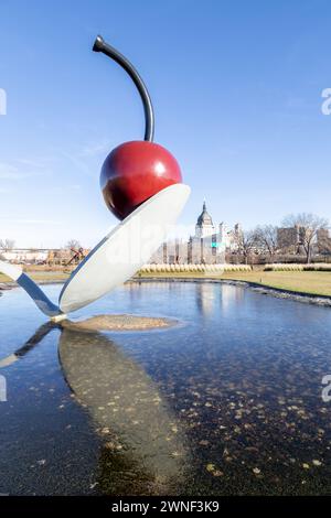 L'emblématique sculpture « Spoonbridge and Cherry » repose dans le jardin de sculptures de Minneapolis. Banque D'Images