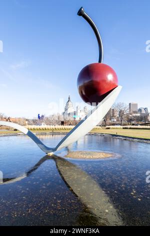 L'emblématique sculpture « Spoonbridge and Cherry » repose dans le jardin de sculptures de Minneapolis. Banque D'Images