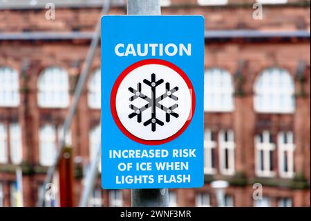 Panneau d'avertissement sur surface glissante en raison de la glace Banque D'Images