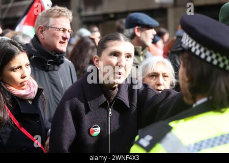 Londres, Royaume-Uni, 2 mars 2024. Les marches pro-palestiniennes se sont poursuivies, après que le premier ministre Rishi Sunak ait déclaré que la démocratie était théâtrée par les extrémistes. Il y avait une forte présence policière lors de la marche de Camden sur Tottenham court Road dans le centre de Londres jusqu'à un rassemblement devant Barclays Bank qui aurait armé Israël. Tous sont passés paisiblement sans une seule arrestation. Crédit : Monica Wells/Alamy Live News Banque D'Images