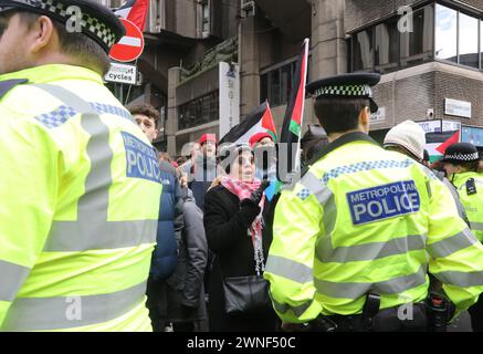 Londres, Royaume-Uni, 2 mars 2024. Les marches pro-palestiniennes se sont poursuivies, après que le premier ministre Rishi Sunak ait déclaré que la démocratie était théâtrée par les extrémistes. Il y avait une forte présence policière lors de la marche de Camden sur Tottenham court Road dans le centre de Londres jusqu'à un rassemblement devant Barclays Bank qui aurait armé Israël. Tous sont passés paisiblement sans une seule arrestation. Crédit : Monica Wells/Alamy Live News Banque D'Images