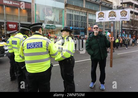 Londres, Royaume-Uni, 2 mars 2024. Les marches pro-palestiniennes se sont poursuivies, après que le premier ministre Rishi Sunak ait déclaré que la démocratie était théâtrée par les extrémistes. Il y avait une forte présence policière lors de la marche de Camden sur Tottenham court Road dans le centre de Londres jusqu'à un rassemblement devant Barclays Bank qui aurait armé Israël. Tous sont passés paisiblement sans une seule arrestation. Crédit : Monica Wells/Alamy Live News Banque D'Images