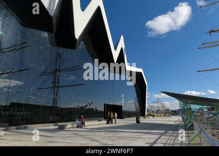 Gréement du grand voilier Glen lee reflété dans le Riverside Museum, Glasgow, Écosse, Royaume-Uni Banque D'Images