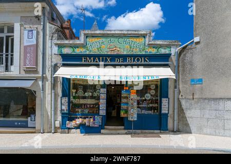 Europe, France, Centre-Val de Loire, Blois, 'Emaux de Blois' (boutique de cadeaux traditionnelle près du Château Royal) Banque D'Images