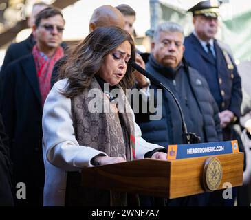New York, États-Unis. 01 mars 2024. La rampe d'accès au pont de Brooklyn à l'intersection de Pearl Street et Frankfort Street à New York City, NY a été nommée Ari Halberstam Ramp car elle marque aujourd'hui le 30e anniversaire de la mort d'Ari Halberstam, qui a été abattu le 1er mars 1994. Devorah Halberstam la mère d'Ari a été rejointe par le maire Eric Adams et d'autres élus le 1er mars 2024. (Photo de Steve Sanchez/Sipa USA). Crédit : Sipa USA/Alamy Live News Banque D'Images