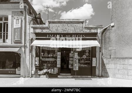 Europe, France, Centre-Val de Loire, Blois, Emaux de Blois (boutique de cadeaux traditionnelle près du Château Royal) Banque D'Images