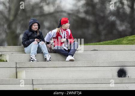 Rotterdam, pays-Bas. 02 mars 2024. Rotterdam - fans de Feyenoord lors du match opposant Feyenoord V1 contre Excelsior V1 à Nieuw Varkenoord le 2 mars 2024 à Rotterdam, pays-Bas. Crédit : Box to Box Pictures/Alamy Live News Banque D'Images