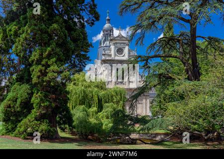 Europe, France, Centre-Val de Loire, Blois, préparé Église Vincent de Paul (Église Saint-Vincent-de-Paul) du jardin Augustin Thierry Banque D'Images