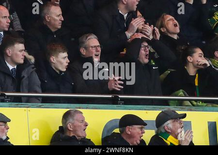 Keir Starmer (à gauche) et Ed Balls (à droite), ancien chancelier de l'ombre de l'Échiquier, réagissent lors du Sky Bet Championship match à Carrow Road, Norwich. Date de la photo : samedi 2 mars 2024. Banque D'Images