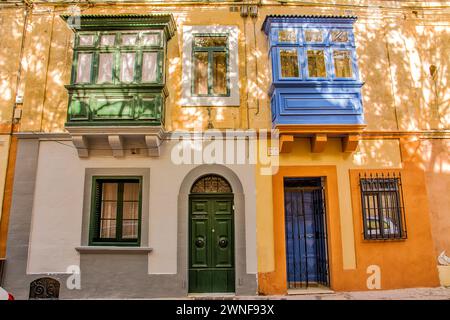 Façade d'une maison typique avec balcons fermés par des fenêtres et des portes typiques de Malte Banque D'Images