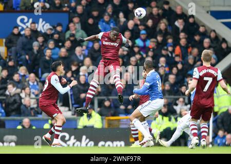 Liverpool, Royaume-Uni. 02 mars 2024. Kurt Zouma de West Ham United dirige le ballon. Premier League match, Everton v West Ham Utd au Goodison Park à Liverpool le samedi 2 mars 2024. Cette image ne peut être utilisée qu'à des fins éditoriales. Usage éditorial exclusif, photo de Chris Stading/Andrew Orchard photographie sportive/Alamy Live News crédit : Andrew Orchard photographie sportive/Alamy Live News Banque D'Images