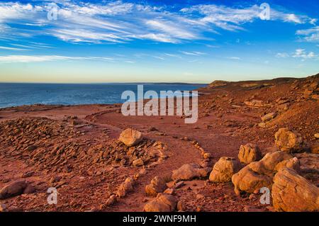 Paysage de falaises côtières basses avec des rochers le long du Mushroom Rock Trail, parc national de Kalbarri, Australie occidentale. Les rochers sont rouges au coucher du soleil Banque D'Images