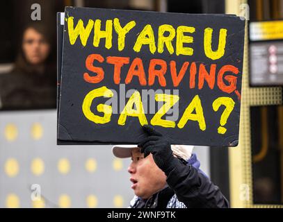 Manchester, Royaume-Uni. 02 mars 2024. Manifestation palestinienne à Gaza dans le centre de Manchester City commençant sur la place St Peters. Les manifestants ont défilé dans le centre-ville surveillé par la police. Les manifestants se sont arrêtés à la banque Barclays qui avait un avis de fermeture temporaire sur ses portes. Les manifestants scandaient que Barclays Bank avait du « sang sur les mains » en ce qui concerne le conflit actuel. Plusieurs manifestants transportaient de la farine recouverte de peinture rouge pour signaler la mort récente de personnes recevant de l'aide alimentaire. La marche a freiné les tramways et la circulation alors que des milliers de personnes marchaient pacifiquement. Crédit : GaryRobertsphotography/Alamy Live News Banque D'Images